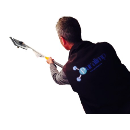 Limpieza de espejos altos con lanza extensible..